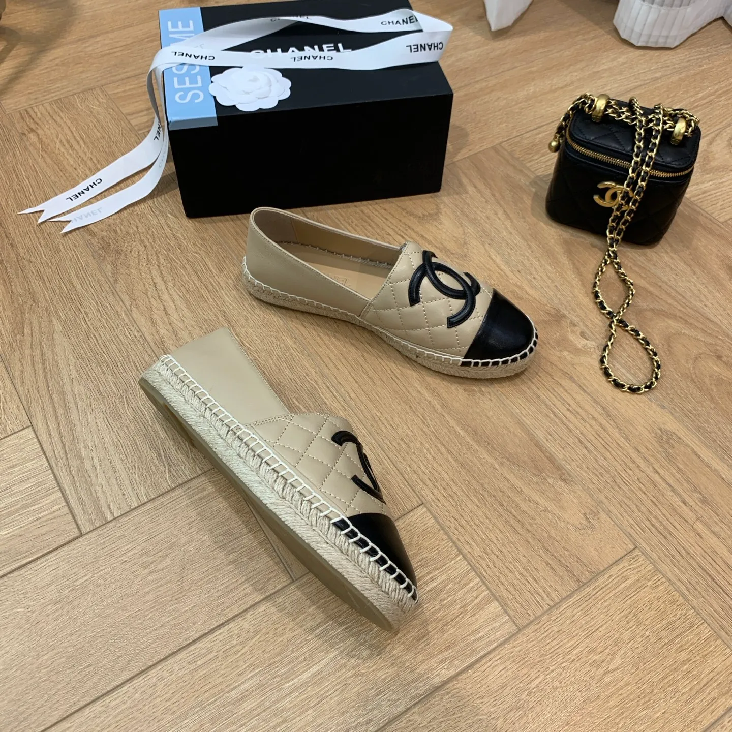 👟👟Ex-factory price 480👟👟 👑New colors are coming ✌️The new version of Chanel fisherman shoes is coming❗️Delivered in a complete set of top-notch packaging. The quality of my fisherman shoes has not been introduced much, everyone who has tried it knows it! The original customized upper, and my outsole is the original translucent outsole, the opaque outsole is the wrong version, full set of authentic packaging ❗️ size: 35-40, running price